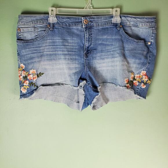 Torrid Denim Womens Embroidered Flower Cut Off Stretch Shorts Size 24 - Picture 1 of 8